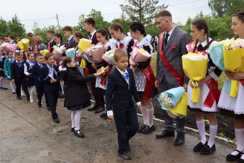 «Школьные годы чудесные»: в Стародрожжановской школе № 1 прозвенел Последний звонок