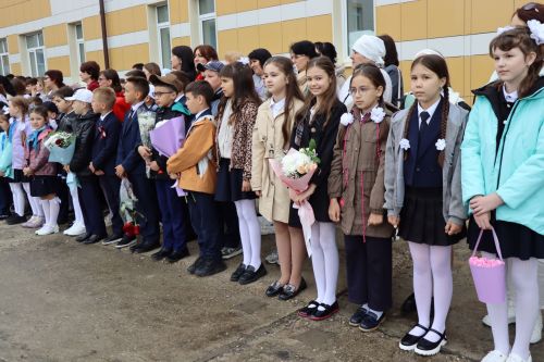 «Школьные годы чудесные»: в Стародрожжановской школе № 1 прозвенел Последний звонок