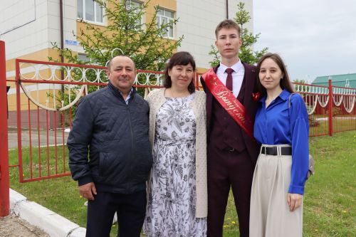 «Школьные годы чудесные»: в Стародрожжановской школе № 1 прозвенел Последний звонок