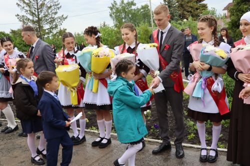 «Школьные годы чудесные»: в Стародрожжановской школе № 1 прозвенел Последний звонок