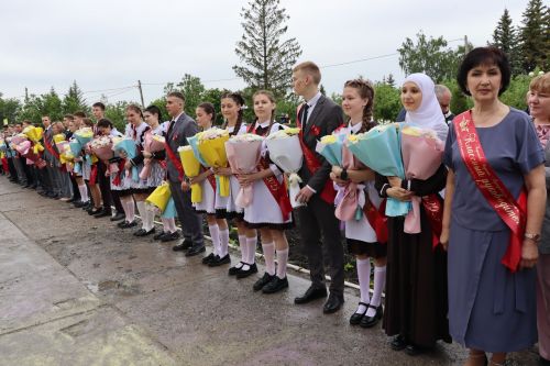 «Школьные годы чудесные»: в Стародрожжановской школе № 1 прозвенел Последний звонок