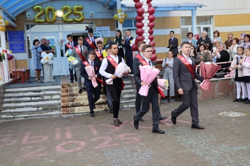 «Школьные годы чудесные»: в Стародрожжановской школе № 1 прозвенел Последний звонок