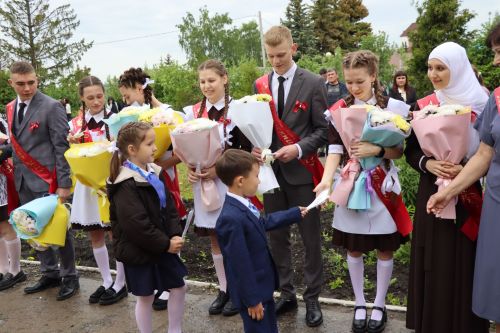 «Школьные годы чудесные»: в Стародрожжановской школе № 1 прозвенел Последний звонок