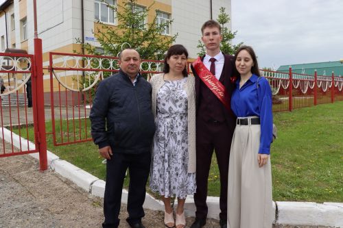 «Школьные годы чудесные»: в Стародрожжановской школе № 1 прозвенел Последний звонок