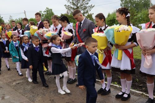 «Школьные годы чудесные»: в Стародрожжановской школе № 1 прозвенел Последний звонок
