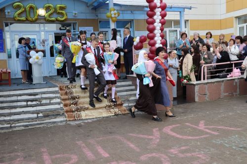 «Школьные годы чудесные»: в Стародрожжановской школе № 1 прозвенел Последний звонок