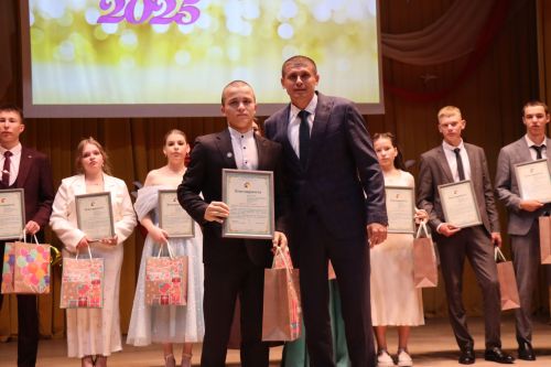 «Выпускной бал 2025» в Дрожжановском районе РТ: медалисты, награды и праздничная дискотека