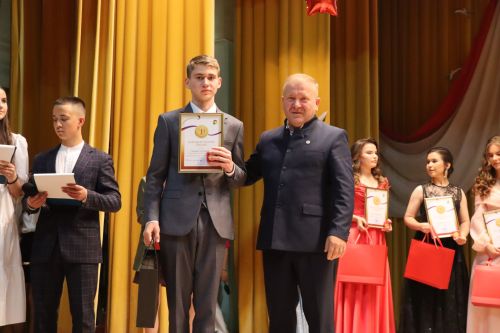«Выпускной бал 2025» в Дрожжановском районе РТ: медалисты, награды и праздничная дискотека