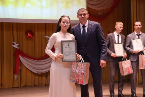 «Выпускной бал 2025» в Дрожжановском районе РТ: медалисты, награды и праздничная дискотека