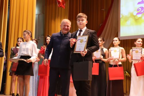 «Выпускной бал 2025» в Дрожжановском районе РТ: медалисты, награды и праздничная дискотека