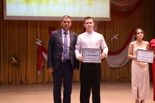 «Выпускной бал 2025» в Дрожжановском районе РТ: медалисты, награды и праздничная дискотека