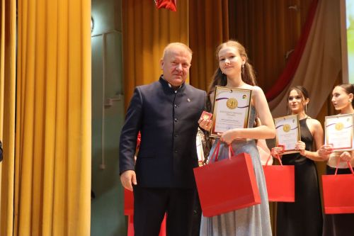 «Выпускной бал 2025» в Дрожжановском районе РТ: медалисты, награды и праздничная дискотека