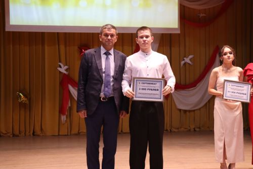 «Выпускной бал 2025» в Дрожжановском районе РТ: медалисты, награды и праздничная дискотека