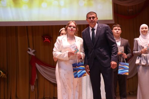 «Выпускной бал 2025» в Дрожжановском районе РТ: медалисты, награды и праздничная дискотека