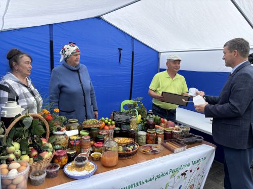 Седьмая ярмарка мёда собрала пчеловодов из разных регионов в Дрожжановском районе РТ