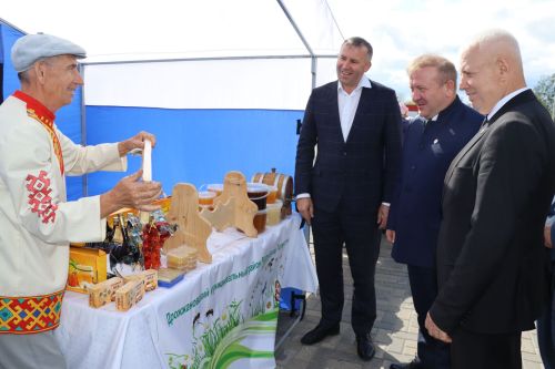 Седьмая ярмарка мёда собрала пчеловодов из разных регионов в Дрожжановском районе РТ