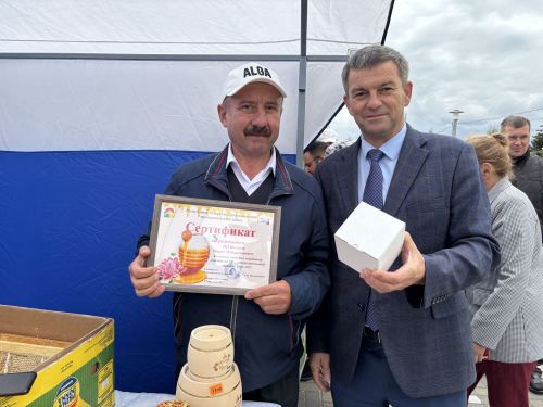 Седьмая ярмарка мёда собрала пчеловодов из разных регионов в Дрожжановском районе РТ