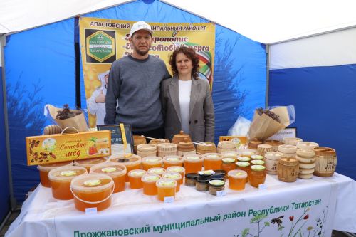 Седьмая ярмарка мёда собрала пчеловодов из разных регионов в Дрожжановском районе РТ