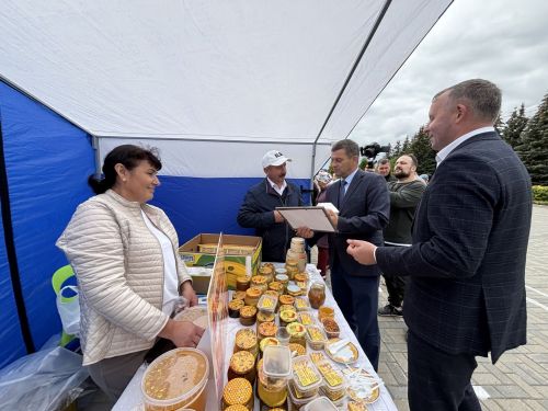 Седьмая ярмарка мёда собрала пчеловодов из разных регионов в Дрожжановском районе РТ