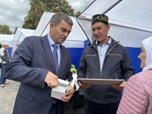 Седьмая ярмарка мёда собрала пчеловодов из разных регионов в Дрожжановском районе РТ