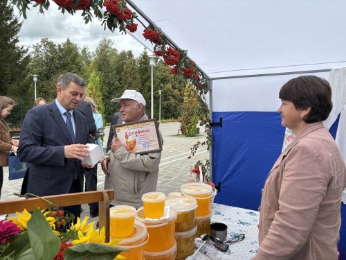 Седьмая ярмарка мёда собрала пчеловодов из разных регионов в Дрожжановском районе РТ