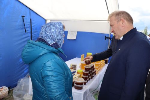 Седьмая ярмарка мёда собрала пчеловодов из разных регионов в Дрожжановском районе РТ