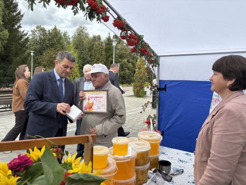 Седьмая ярмарка мёда собрала пчеловодов из разных регионов в Дрожжановском районе РТ