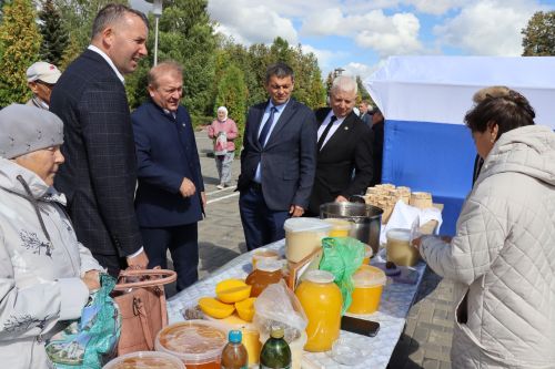 Седьмая ярмарка мёда собрала пчеловодов из разных регионов в Дрожжановском районе РТ