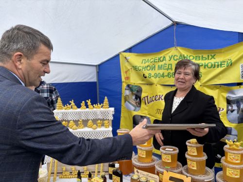 Седьмая ярмарка мёда собрала пчеловодов из разных регионов в Дрожжановском районе РТ