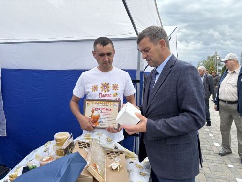 Седьмая ярмарка мёда собрала пчеловодов из разных регионов в Дрожжановском районе РТ