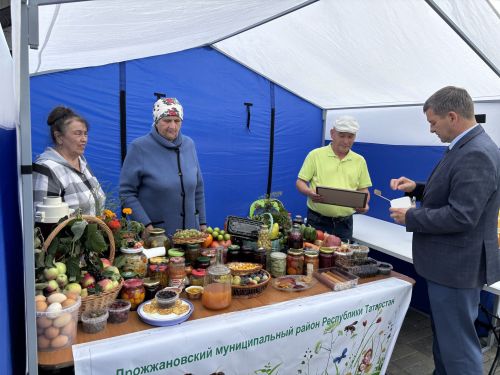 Седьмая ярмарка мёда собрала пчеловодов из разных регионов в Дрожжановском районе РТ