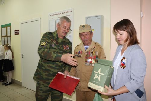 Открытие обновленного школьного музейного уголка в Новоубеевской школе-2025