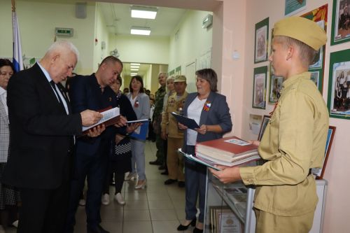 Открытие обновленного школьного музейного уголка в Новоубеевской школе-2025