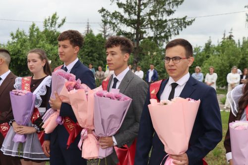 Для выпускников Дрожжановского района прозвенел последний звонок