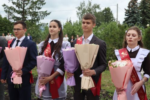 Для выпускников Дрожжановского района прозвенел последний звонок