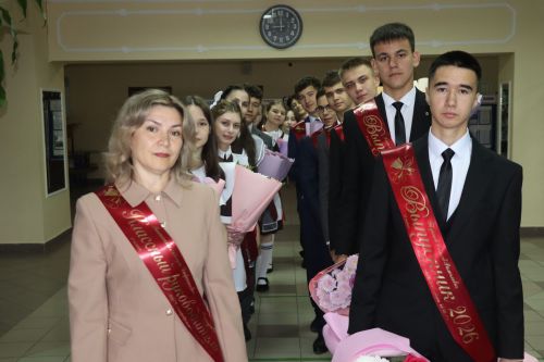 Для выпускников Дрожжановского района прозвенел последний звонок