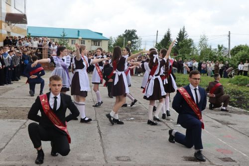 Для выпускников Дрожжановского района прозвенел последний звонок