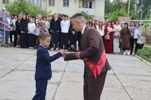 Для выпускников Дрожжановского района прозвенел последний звонок