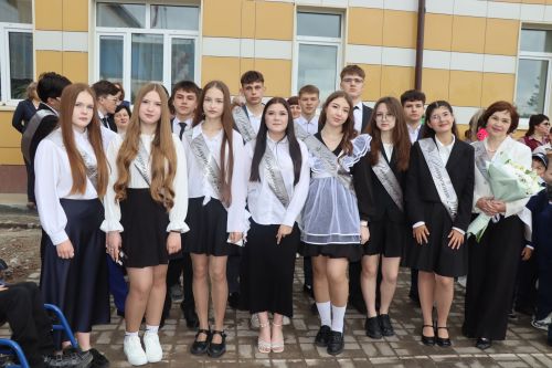 Для выпускников Дрожжановского района прозвенел последний звонок