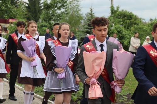Для выпускников Дрожжановского района прозвенел последний звонок