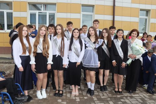 Для выпускников Дрожжановского района прозвенел последний звонок