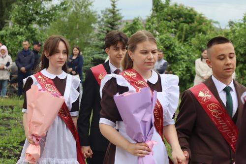 Для выпускников Дрожжановского района прозвенел последний звонок