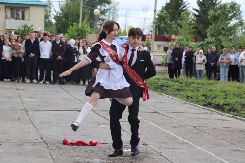 Для выпускников Дрожжановского района прозвенел последний звонок