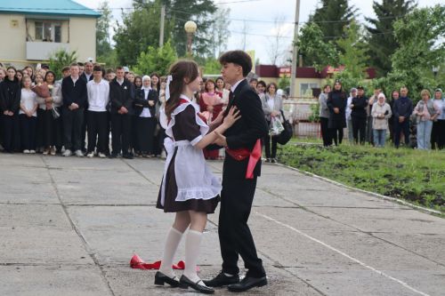 Для выпускников Дрожжановского района прозвенел последний звонок