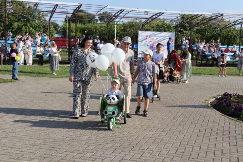 В Дрожжановском районе прошел яркий «Парад колясок – 2026»