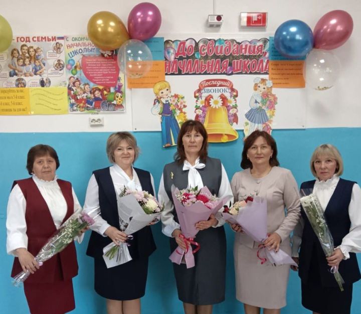 Чӑваш Паснапуç шкулӗнчи ачасем вӗрентекенӗсем ҫинчен ҫыраҫҫӗ