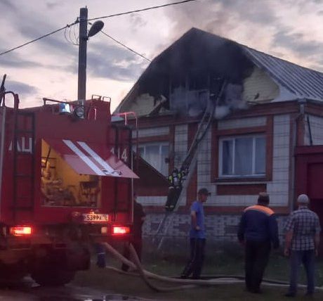 Двухэтажный частный дом загорелся в Дрожжановском районе РТ