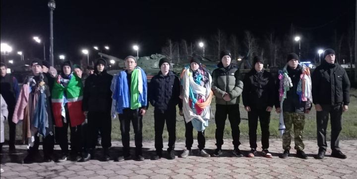 Одиннадцать новобранцев Дрожжановского района отправились служить Родине