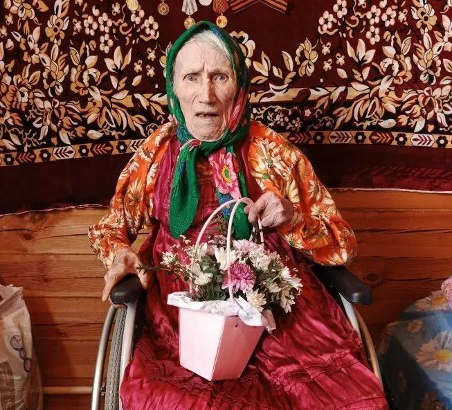 С вековым юбилеем: жительница села Матаки Ольга Мидюкина принимает поздравления с 97-летием