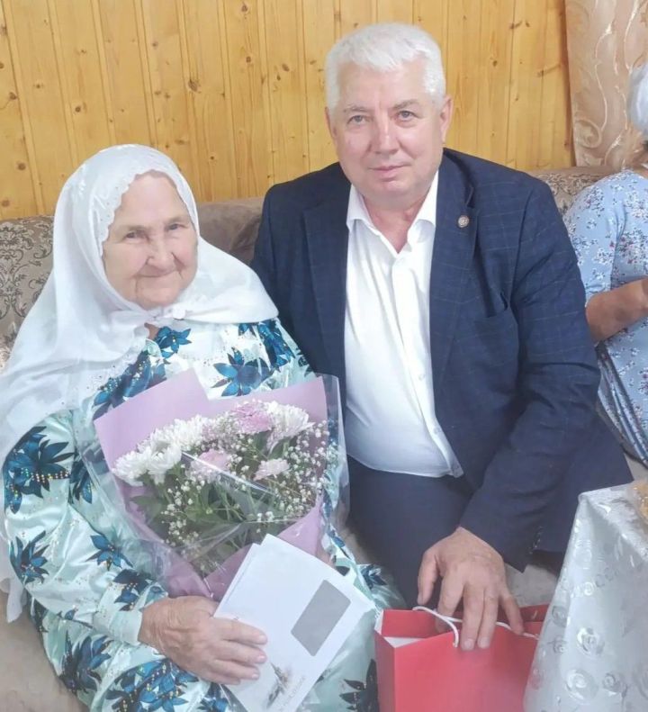 Ветеран труда из Дрожжановского района Рушания Азизова отметила 95-летний юбилей